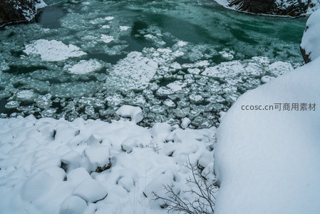 雪岸浮冰：静谧河面的冬日诗篇