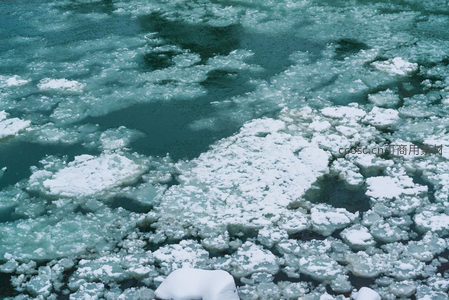 冰晶之舞：水面浮冰的抽象艺术