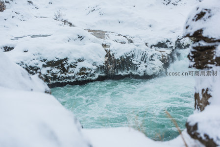 雪谷奔流：冰河穿行于苍茫雪原