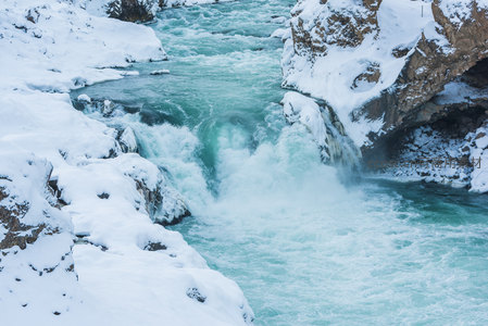 雪覆峡谷激流奔腾