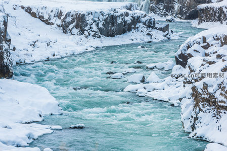 雪原峡谷中的蜿蜒碧河