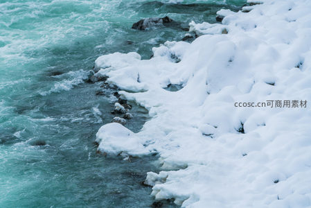 河岸积雪与碧波相映