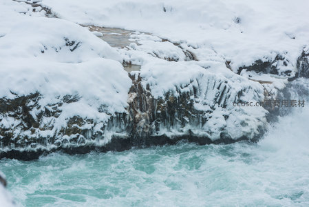 冰瀑垂挂雪崖激流冲击