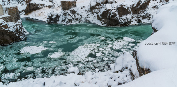 冰封河面漂浮碎冰的静谧冬景