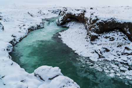 雪原中蜿蜒碧河穿行峡谷奇观