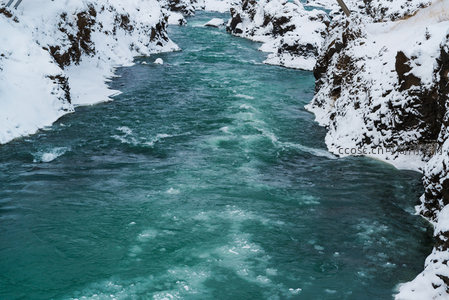 雪岭夹峙下碧波荡漾的激流河段