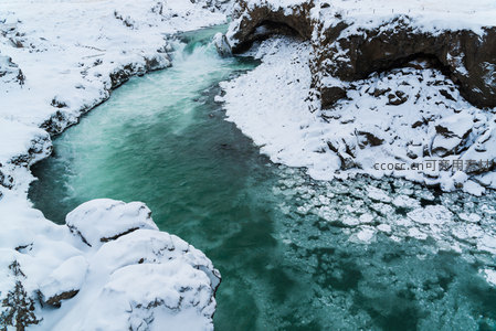 冰雪峡谷中的翡翠之河