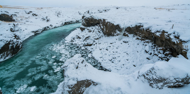 雪原之上碧水蜿蜒