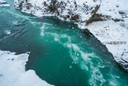 冰封河谷碧波荡漾