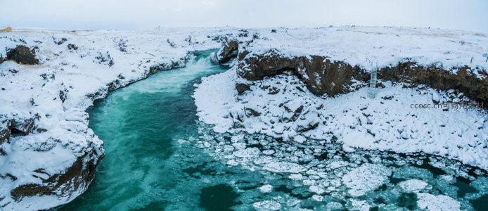 雪覆峡谷碧水穿流航拍奇景