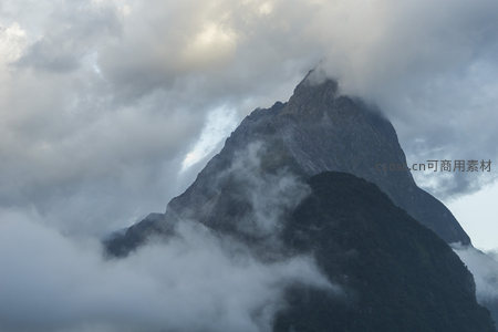 云雾缭绕险峰直插苍穹