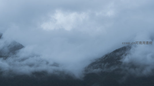 山峦隐没云海如梦似幻