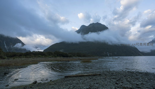湖畔暮色山影云雾相映