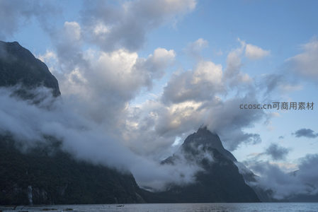 晨曦云动峰峦若隐若现