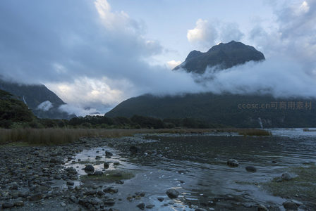 云雾缭绕的湖畔山景
