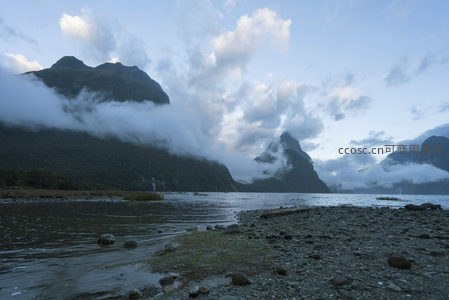 晨曦中的峡湾秘境