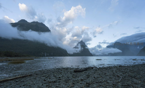 静谧湖岸与云中峰峦