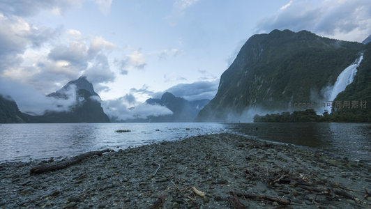 瀑布飞流直下峡谷