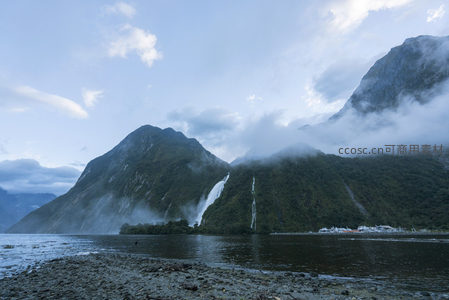 云雾山巅下的小镇码头