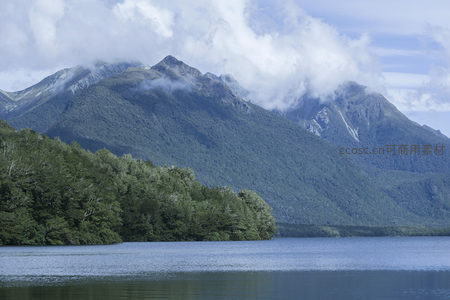 云雾缭绕的湖光山色