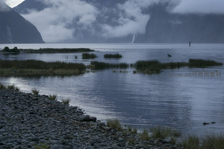 雨后湖畔石滩静景