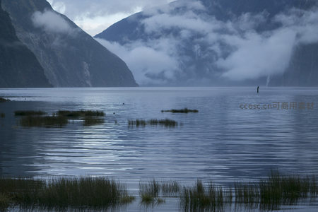 云雾锁山湖面如镜