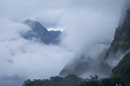 云雾缭绕的山峰，宛如仙境