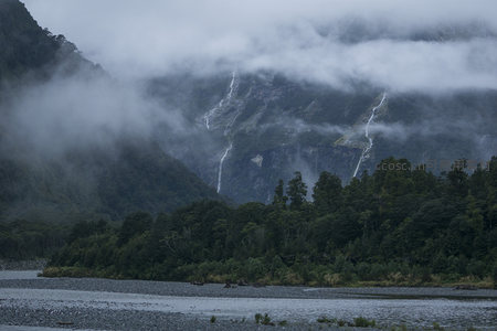 瀑布穿云而下，气势磅礴