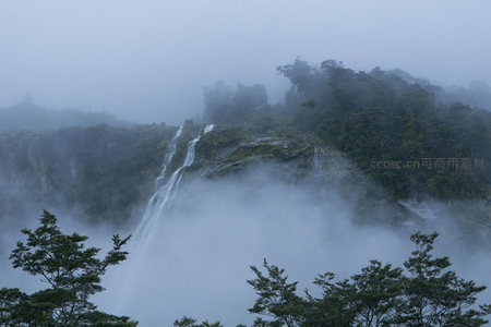 雾中瀑布飞流直下，意境悠远