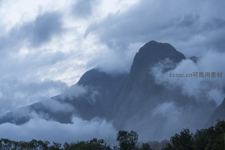云雾缭绕的巍峨山峰