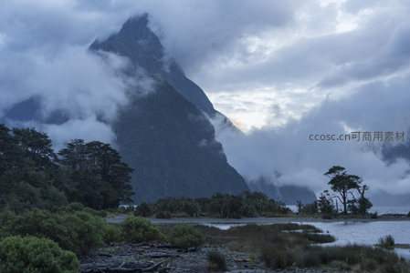 湖畔云山如画景致