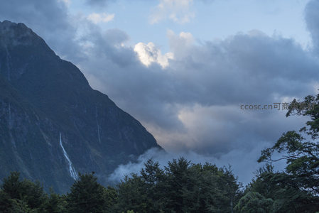 瀑布从云中倾泻而下