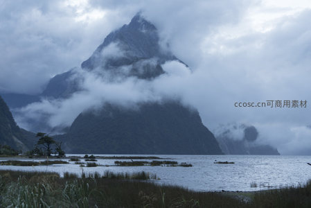 云锁峰顶湖光潋滟