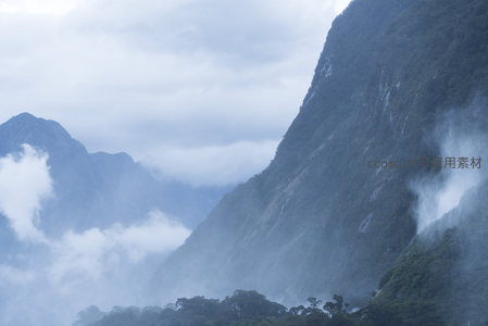 云雾缭绕的巍峨山峰