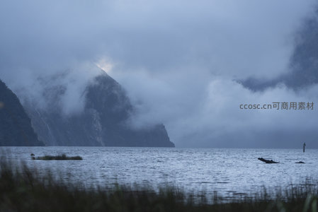 湖面薄雾中的静谧山谷