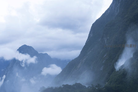 云海深处的险峻山崖