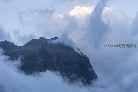 云层之上的苍茫山巅