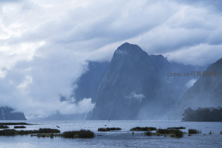云雾缭绕的峡湾山峰与静谧湖水