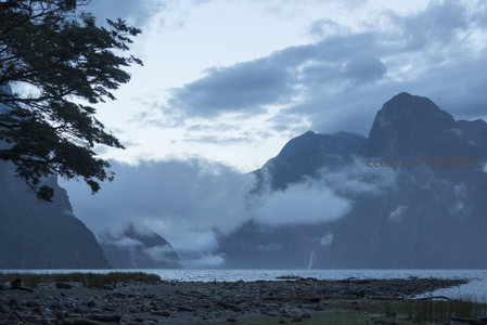 晨曦微光下的峡湾与云雾山峦