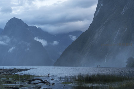 雨雾弥漫的峡湾深处与渺小人影