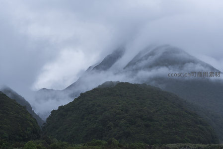 云雾弥漫的绿色山丘与层叠山脉