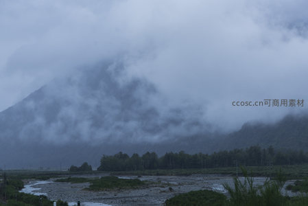 云雾缭绕山峦，溪流蜿蜒穿林间