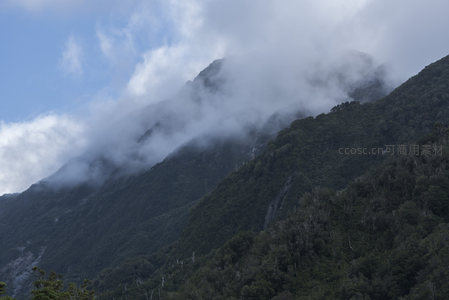 山巅云海翻涌，绿林覆盖峭壁