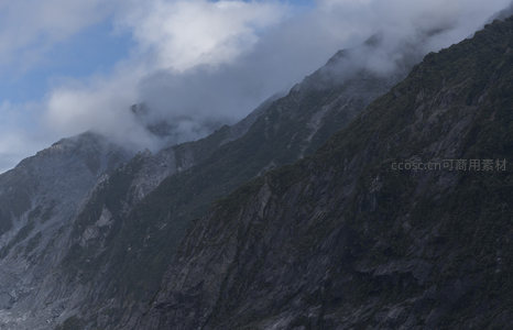 岩石裸露山体，云影掠过峰顶