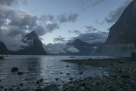 薄暮时分的峡湾全景与云海奇观