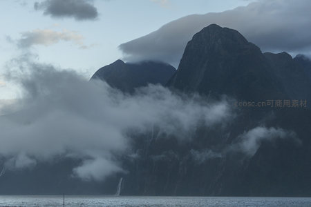 云层穿行于险峻山峦之间如仙境