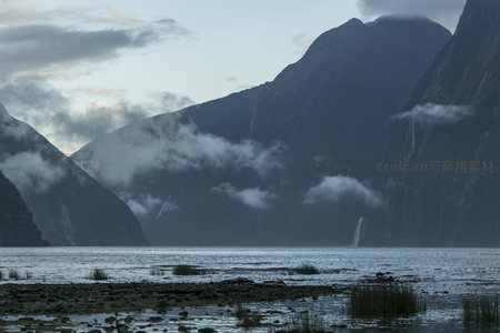 云雾缭绕的峡湾山水画卷