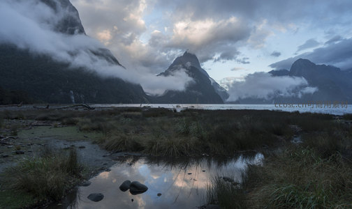 湿地倒影中的奇幻山景