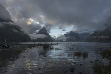 暮色中峡湾的苍茫与壮阔