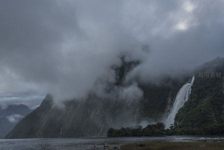 云雾缭绕的山间瀑布倾泻而下